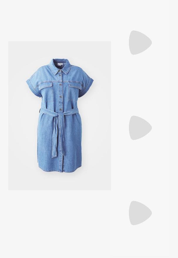 Denims krekls kleita ar īsām piedurknēm, pogu priekšu, divām krūšu kabatām un sasietu jostas jostu; tai ir taisns griezums un vidējs garums.; Melnas strappy sandales ar kvadrātveida purngaliem un zemu bloku papēdi. Ievērojamas ar vairākiem plāniem siksniņām un regulējamu potītes siksniņu. Izgatavotas no gludas ādas.; Melna ādas crossbody soma ar gludu faktūru, taisnstūrveida formu un metalizētu ķēdes detaļu priekšā. Iekļauta regulējama siksna.; Sudraba divu joslu gredzens ar gludu, pulētu virsmu. Iezīmējas ar plūstošu, izliekta dizaina struktūru ar pārklājošām sekcijām modernam izskatam.