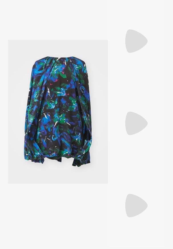 Lohus must blouse, millel on elavad abstraktsed lillemustrid sinise, rohelise ja valge värviga. Ümmargune kaelus koos kogutud detailidega ja vabalt langevad varrukad.; Mustad nahast libisemisega mullingud terava varbaga, volditud tekstuuriga ja väikese kitinõelaga. Omab tõmbluku detaili avas.; Halli poolkujulise halli kangast käekott, tekstureeritud pind, hõbedane ahelast rihm ja vetthülgav lukku. Must aktsent põhjas.; Hõbedased pärli kõrvarõngad, millel on kumer oas kuju. Sile, läikiv pind, kinnitatud postiga ja tagumise sulguri abil.