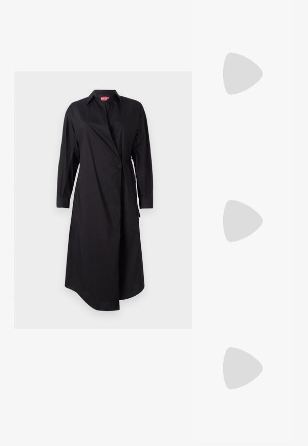 Svart skjorteaktig kjole med lange ermer, omslagdesignet og belte i midjen. Laget av glatt stoff med en ren, rett silhuett.; Svart spiss tå slingback-sko med lav hæl, laget av jevnt skinnmateriale og med utskåret design på siden for pusteevne.; Svart skinnhåndveske med buet form, smal håndtak, sølvfarge glidelås og Calvin Klein-logoen på forsiden. Glatt tekstur og minimalistisk design.; Sølvøreringer med en jevn, buet design. Har en blank metallisk finish og en studlås. Ingen synlige mønstre eller aksenter.