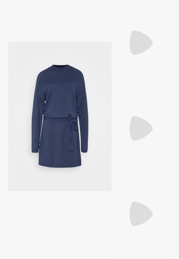Marineblå strikkekjole med lange ermer, rund hals og belte i midjen. Har ribbestrikkede mansjetter og nederkant for ekstra tekstur.; Sorte lærballerina med spiss tå, minimalistisk design, glatt tekstur, lav hæl uten synlig metall eller dekorasjoner.; Svart lær crossbody-veske med glatt tekstur, rektangulær form og metallkjede detaljer på framsiden. Justerbar stroppe inkludert.; Sølv dråpeøreringer med firkantet studs, med en glatt, polert overflate og en tåreformet design som reflekterer lys med en blank overflate.
