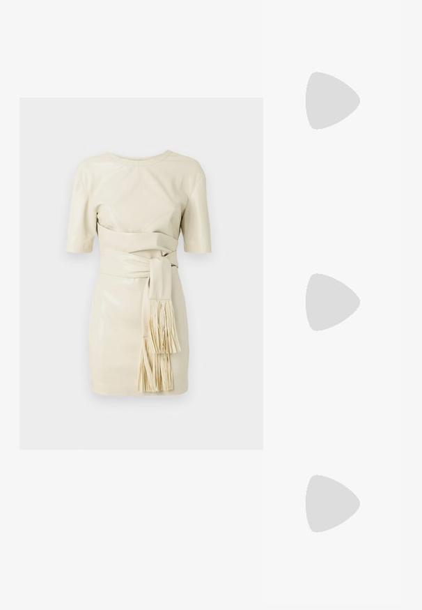 Krēmkrāsas ādas kleita ar īsām piedurknēm, pieguļošu augšu un jostu viduklī ar frizūras detaļām. Gluda tekstūra un minimālistisks dizains.; Melnā patentēta ādas sandale ar norādītu purngalu, potītes siksniņām ar sudraba sprādzēm un aparatūru, kā arī smalku papēdi.; Melnas ādas rokassoma ar izliekta formu, noņemamu siksnu un zelta aksesuāriem. Somai ir vāciņš ar sprādzes detaļu.; Sudraba riņķa auskari ar elegantu, apaļu dizainu, kas izceļas ar gludu virsmu un bez redzamām rotājumām. Diametrs netiek norādīts.