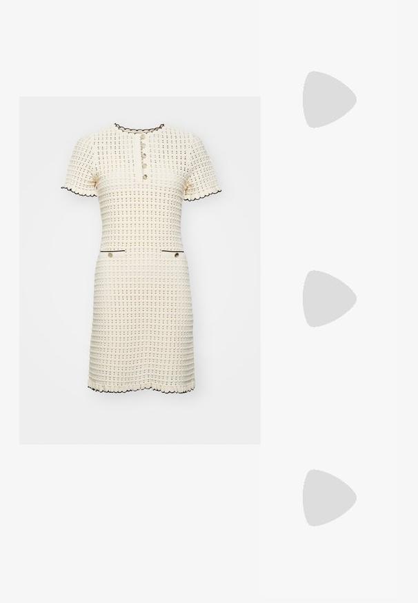 sandro ROBE ENCOLURE TUNISIEN - Abito in maglia - vanille; Camicia bianca a maniche lunghe, in cotone, con scollatura rotonda, caratterizzata da un piccolo logo blu navy sul lato sinistro del petto. Design semplice, vestibilità regolare.; Sneakers in pelle bianca, design low-top, caratterizzati da una texture liscia, punta rotonda, chiusura con lacci e un piccolo logo ricamato sul lato.; Borsa a tracolla nera in pelle a forma di mezzaluna. Presenta un accento in metallo dorato e una tracolla sottile. Tessuto liscio, chiusura a cerniera nella parte superiore.