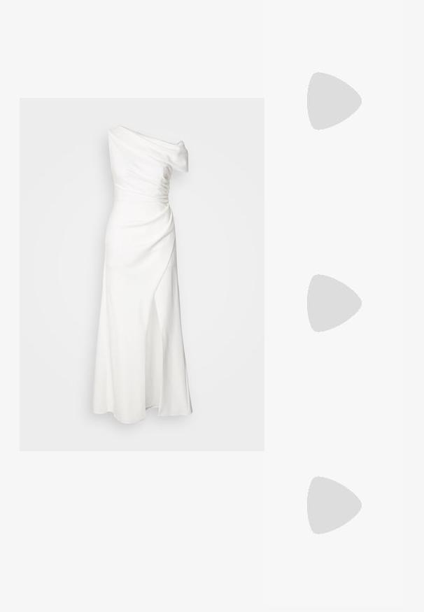 Belorazni bela obleka z drapiranim blagom, ki se oprime pasu in ima stranski razporek. Gladka tekstura in dolžina do tal ustvarjata elegantno silhueto.; Črne lakirane usnjene pete s slingback dizajnom,尖尖 toe designa, z zlato strojno opremo in elegantno obliko.; Metalna zlata torbica z gladko, zaobljeno obliko, opremljena z zgornjim gumbom in majhnim verižnim ročajem za nošenje.; Uhane nakit iz zlatastega tona z gladko, ukrivljeno zasnovo. Ima edinstveno koničasto obliko, polirano površino in zaponko s tečajem.