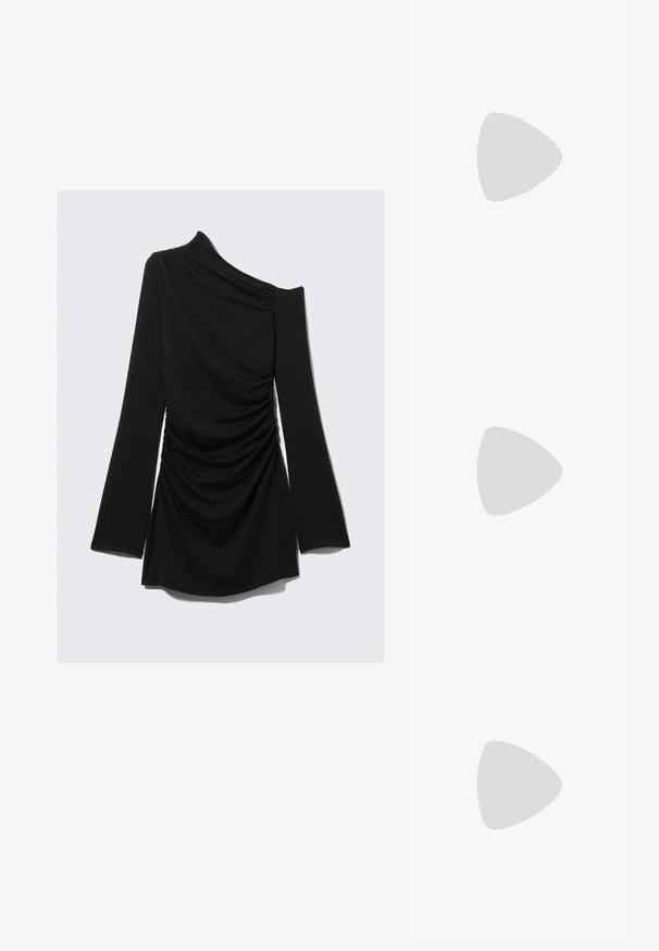 Blusa de mangas longas preta com design de um ombro, apresentando textura franzida e tecido suave, com cortes na cintura e mangas largas.; Sandy em verniz preto com salto slingback, ponta afilada e salto geométrico. Apresenta um design elegante e minimalista com textura suave.; Óculos tortoiseshell castanhos com lentes ovais, hastes finas e acabamentos transparentes. Apresenta um logótipo subtil na têmpora. Design elegante e leve.; Bolsa de couro preta com forma curva, alça destacável e detalhes em dourado. A bolsa possui uma aba com detalhe de fivela.