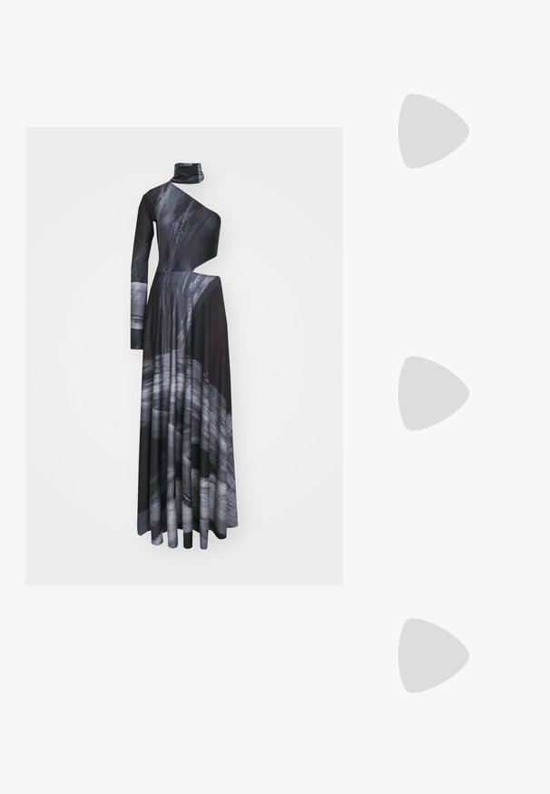  Lange, asymmetrische zwarte jurk met een hoge hals, voorzien van een grijs abstract patroon, één lange mouw en een vloeiende silhouet.; Zwarte gepatineerde lederen hakken met een spitse neus, een lage blokhak en kruisbanden rond de enkel. Gladde textuur en minimalistisch ontwerp.; Gouden aviator zonnebril met donkere gradientlenzen, voorzien van een decoratieve ketting en een zwarte rubberen punt op de pootjes. Merknnaam op de montuur.; Zwarte gequiltte leren handtas met een gouden kettingriem en een gouden sluiting. Rectangulaire vorm met een gestructureerd oppervlak.; Gouden metalen bangle armband met een gladde, gepolijste afwerking en een klein hartaccent in het midden. Heeft een scharnier sluiting.