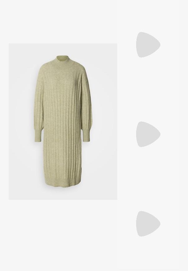 Hele roheline kudum dress, millel on sooniktekstuur, kõrge kaelus ja balloonvarrukad. Lõdva lõikega, külgedel on hemmetel lõhed.; Mustad nahast mokassiini saabas terava ninaga ja ploki kontsaga. Sile tekstuur, minimalistlik disain ja kõrge lõikega siluett.; Must mustaga musta nahast, millel on kaks pikka kanda, sile tekstuur ja struktureeritud kuju. Esipoolsel on lisakoti jaoks tasku.; Hõbedased rõngaskõrvarõngad, millel on sile ja läikiv pind. Ümar kuju, kerge disain, millel on post-tagumise kinnituse süsteem.