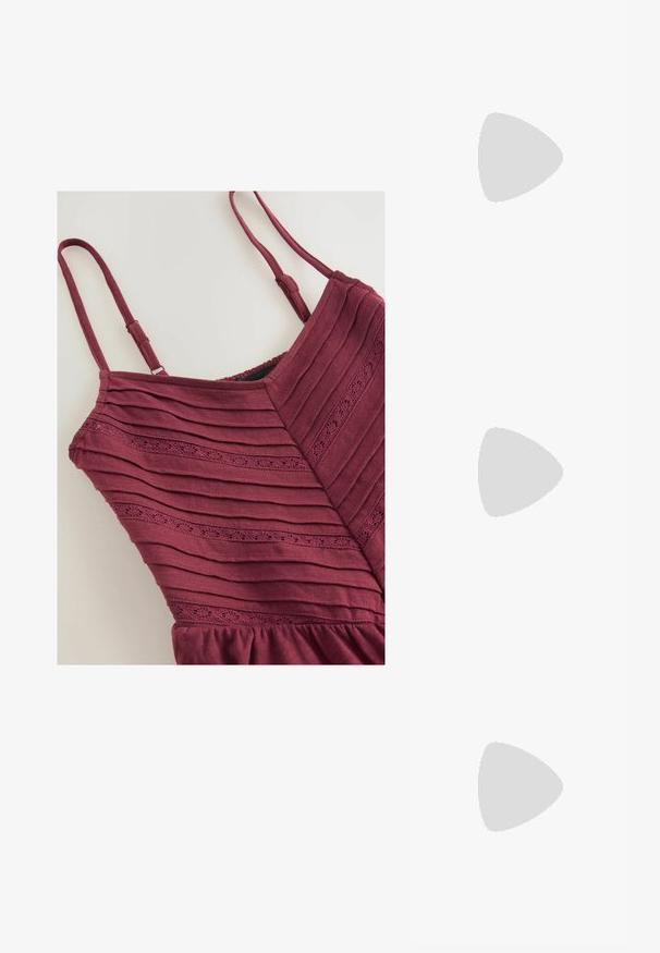 Vestido burdeos con textura de rayas verticales, tirantes finos y un patrón decorativo de ojetes cerca del busto. Bajada redondeada en la parte inferior.; Mules negros de tacón con acabado brillante, punta abierta y una banda ancha. El tacón bloque de forma geométrica añade estabilidad. Detalles en acento plateado.; Gafas de sol rectangulares marrones con lentes en degradé, montura gruesa y un detalle de logo en el lateral. Material de plástico suave, diseño minimalista.; Bolso de cuero marrón con forma redondeada, herrajes plateados y costuras decorativas. Cuenta con una correa para el hombro y cierre de broche.
