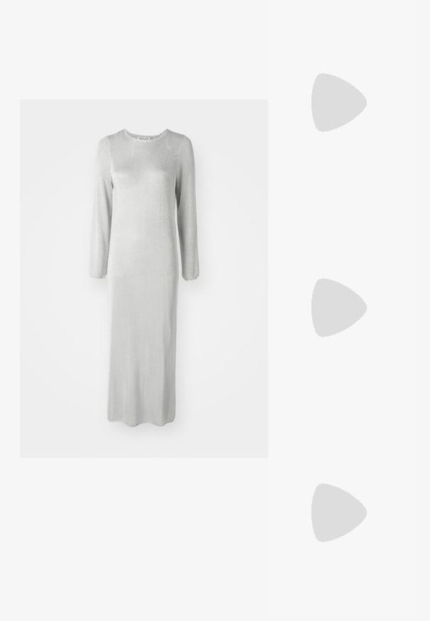 Largo vestido plateado hecho de una tela texturizada, con mangas largas y un escote redondo, con un dobladillo que termina en el tobillo.; Botas de vaquero de cuero marrón con punta afilada y tacón cuadrado, que presentan costuras detalladas y acentos elevados en el caño.; Pequeño bolso de mano crema con un acabado texturizado, una correa larga y ajustable, un acento de cadena y cierre de solapa. Detalles en hardware dorado.; Pendientes de aro de plata con diseño retorcido, que presentan un acabado pulido y cierre de presión. Miden aproximadamente 3 cm de diámetro.