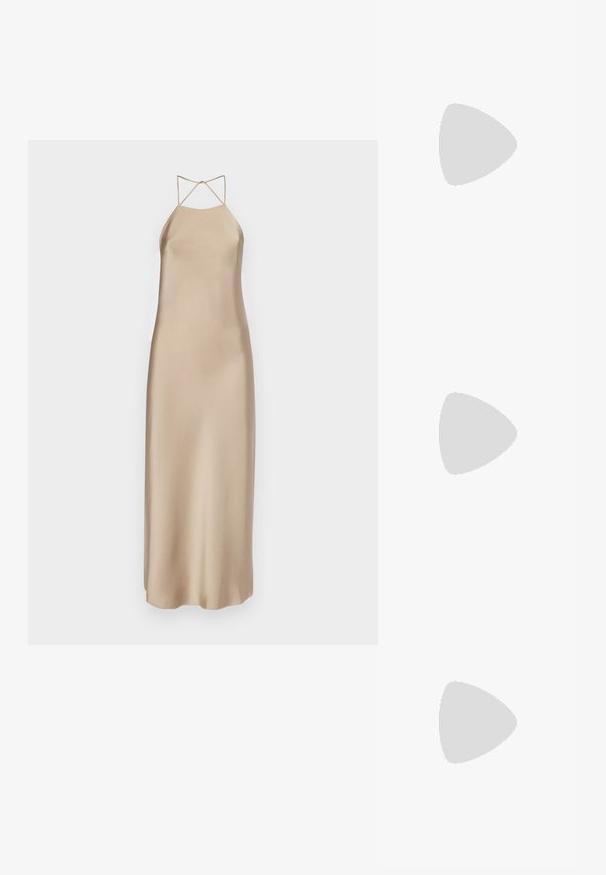 Satijnen midi-jurk in lichtbeige, met kruislings spaghettibandjes en een vloeiende silhoutte met een zachte textuur.; Beige suède slingbackschoen met een spitse neus en een transparante, ronde hak. Gladde textuur en minimalistisch ontwerp.; Geweven beige handtas met een unieke gebogen vorm, voorzien van twee getextureerde handvatten en cilinder-vormige hardwareaccenten.; Oorbellen in de vorm van hoops met verweven gouden en zilveren ringen, voorzien van een heldere cubic zirconia accent en een textuurband op één ring.