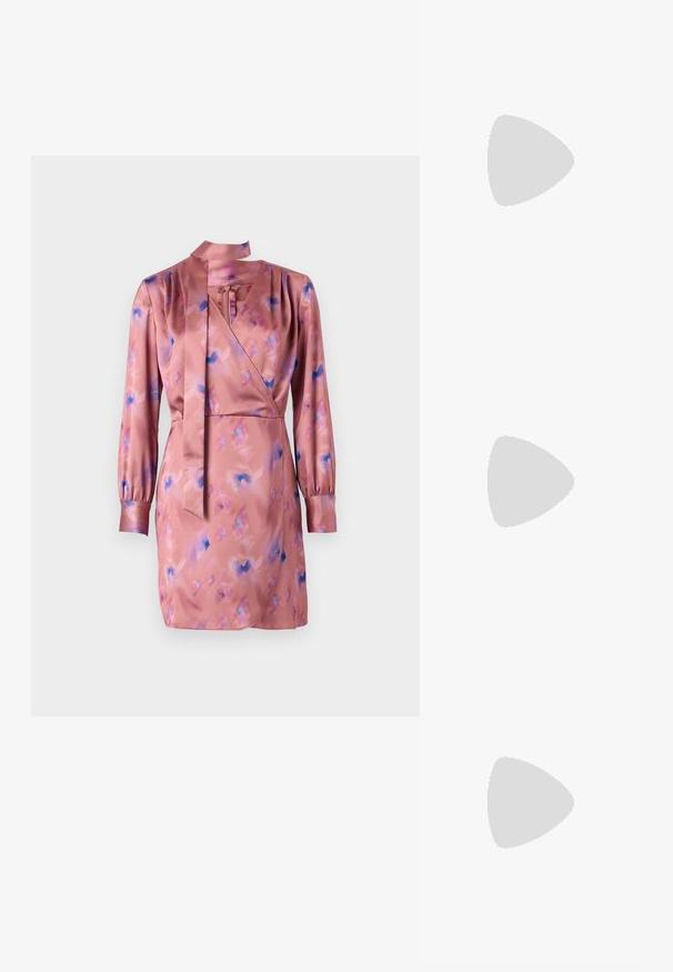 Satiinivärkkimekko pehmeässä vaaleanpunaisessa, jossa on sinisiä ja purppuranvärisiä abstrakteja kuvioita, pitkät hihat ja solmittava kaulusyksityiskohta. Helma ulottuu polven ylle.; Mustat korkokengät sandaalit, joissa on ohuet hihnat solmittuna, sileä neliön muotoinen varvasosa ja tyylikäs stiletto-korko.; Vaalea harmaa metallinen käsilaukku, jossa on ketjusanka. Laukku on koristeltu pienillä pyöreillä metallikoruilla ja kolmion muotoisella brändilogolla.; Hopehopeet hopehopeet hopehopeet hopehopeet, jolla on sileä, kiiltävä pinta. Pyöreä muoto, kevyt rakenne, jossa on neulakiinnitys.