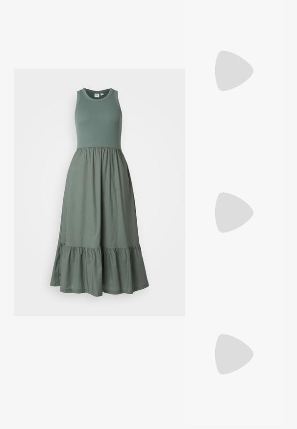 GAP MIDI DRESS - Denné šaty - laurel wreath; Čierne lakované kožené slingback topánky s špicatou špičkou, remienkami okolo členku s striebornými prackami a hardvérom, a štíhlým podpätkom.; Čierna kožená kabelka s zaobleným tvarom, odnímateľným popruhom a zlatými doplnkami. Kabelka má klopu s detailom s prackou.; Prsteň v zlatej farbe s organickým, skrúteným dizajnom, hladkým povrchom a zužujúcimi sa koncami, vytvárajúci moderný, sochársky vzhľad.