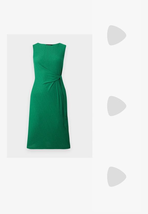 Zelena haljina bez rukava izrađena od teksturiranog materijala, s drapiranim prednjim dijelom, detaljem vezivanja sa strane i okruglim izrezom.; Bijela slingback peta s oštrim vrhom, glatkim gornjim materijalom, niskom blok peta te dizajnom s bočnim izrezom i podešivom kopčom.; Ok Runde sunčane naočale s tamnim staklima i zlatnim okvirom. Model nosi svijetloplavi rebrasti kardigan s gumbima i kontrastnim bijelim rukavima.; Michael Kors novčanik na zapešću u bež premazanoj tkanini s ponavljajućim uzorkom MK loga, zlatnim hardverom i odvojivim lancem za nošenje.; Zlatna narukvica s bijelim emajliranim umetkom, sa naglaskom na "RL" logo i glatkom, poliranom završnom obradom. Elegantan i minimalistički dizajn.