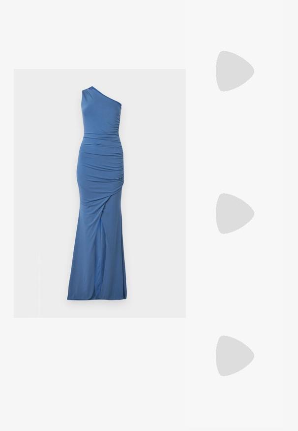 Jednoduchá modrá róba na jedno rameno vyrobená z elastického materiálu, s riasením, elegantným strihom a rozšíreným lemom.; Čierne sandále na podpätku s viacerými prekríženými remienkami. Hladký materiál, špicatá špička a úzky podpätok. Nastaviteľný remienok okolo členka s prackou.; Strieborná metalická taška s mäkkým, zaobleným tvarom a uzáverom s uzlíkom. Vyrobená z hladkej syntetickej kože.; Strieborné kruhové náušnice s prúteným dizajnom, s lešteným povrchom a zapínaním na kolíček. Majú priemer približne 3 cm.