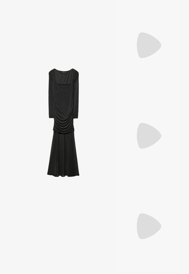 Schwarzes langärmliges Kleid mit U-Ausschnitt und gerafftem Oberteil. Fließender Rock mit weicher Textur, der einen voluminösen Saum hat.; Schwarze Lackleder-Slingback-Pumpe mit spitzem Zehenbereich, offenen seitlichen Ausschnitten, schlanker Absatz und verstellbarem Knöchelriemen.; Klare, quadratische Kunststoffbrillen mit durchsichtigen Gläsern, die goldene Akzente an den Bügeln für zusätzliche Details aufweisen.; Schwarze Lackleder-Handtasche mit geschwungenem Design, einem Schulterriemen, Vordertaschen und silberfarbenen Hardware-Akzenten.