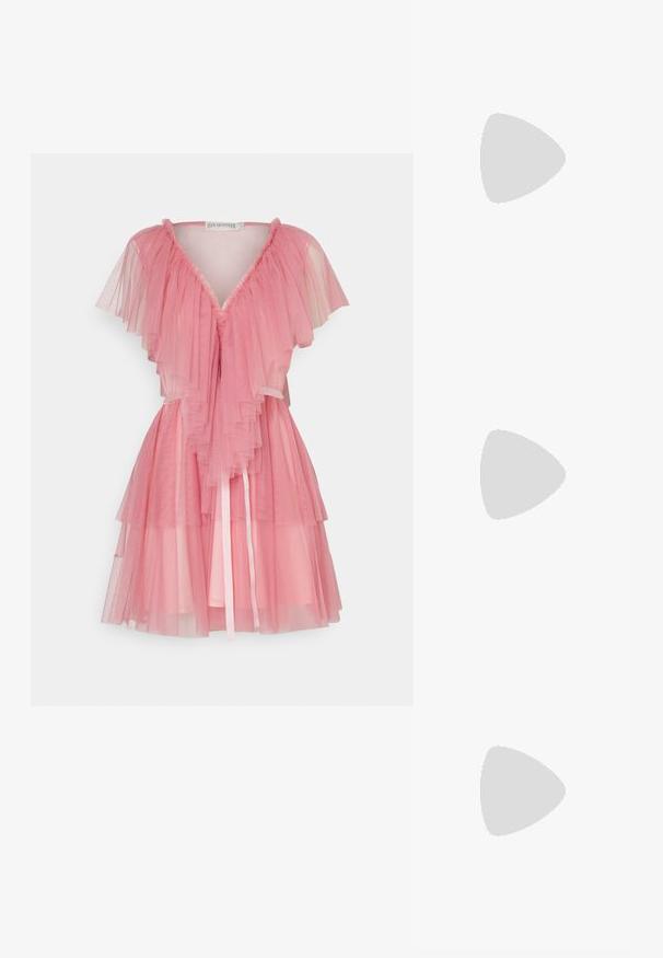 Ida Sjöstedt AURORA DRESS - Kokteilinė suknelė / vakarėlių suknelė - rose; Juodai lakuoti slingback aukšti kulniukai su smailiu nosiu, reguliuojama čiurnos juostele ir vidutinio dydžio blokiniu kulnu. Lygus paviršius su blizgiu apdaila.; Aukšta pintinė rankinė iš šiaudų, šviesiai rudos spalvos, su išlenkta forma, trumpa rankena ir šoniniu užtrauktuku. Pasižymi tekstūruota paviršiumi ir minimalistiniu dizainu.; Auksinė grandinėlė su apvaliu pakabuku, viduryje turinčiu rožinį akmenį, išsiskiriančiu lygiu paviršiumi ir blizgiu apdaila.