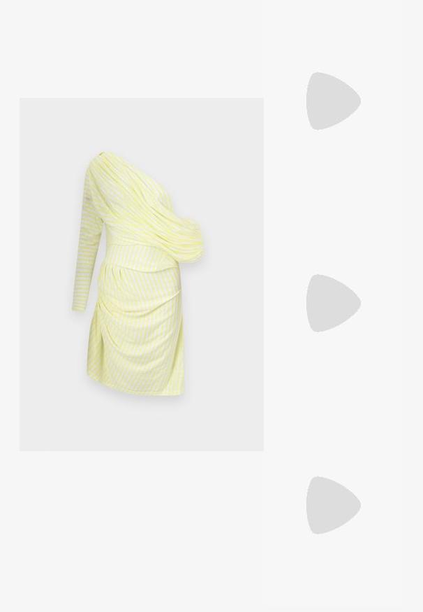 Rochie cu umăr descoperit, de culoare galben deschis, cu dungi albe, având un design drapat, mânecă lungă și detalii pliate în talie.; Mule-uri negre din piele cu toc înalt, cu vârf deschis, design ascuțit, textură fină și toc subțire stiletto.; Geantă de mână Python-print, în nuanțe de bej și negru, având o formă structurată, detaliu cu cataramă și două mânere pentru umăr. Suprafață texturată.; Colier din cordon împletit negru, având un pandantiv în formă de inimă din aur lucios, cu curbe fine și o finisare strălucitoare.