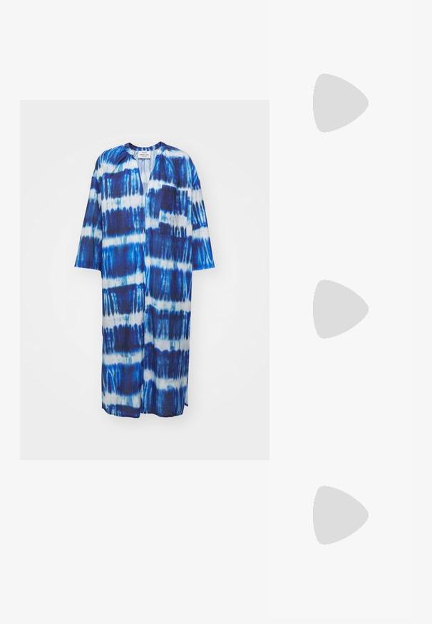 Kimono albastru și alb cu efect tie-dye, până la genunchi, cu un buzunar frontal și mâneci largi. Confectionat dintr-un material ușor, cu o textură moale.; Pantof cu toc mic, cu vârf ascuțit și slingback, realizat din piele netedă, având un design decupat pe lateral pentru respirabilitate.; Geantă de umăr din piele albă cu formă curbată, având un logo "CK" embosat pe partea din față și un singur braț de umăr. Închidere cu fermoar în partea de sus.; Cercei cercei de tip hoop de culoare aurie, cu un design neted și curbat. Fabricate din metal, având un finisaj elegant și închidere cu tijă.
