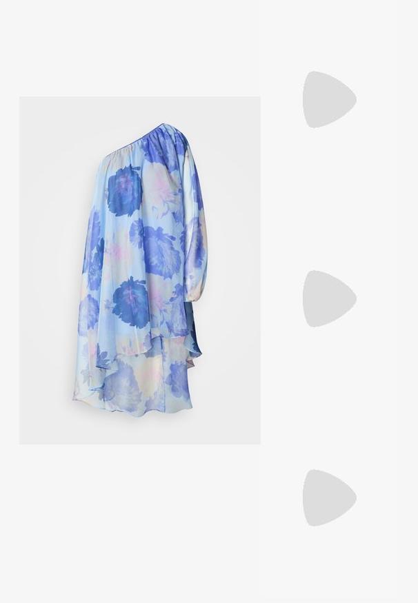 Vestido floral a um ombro em azul claro com grandes flores azuis. Tecido suave e transparente que cai com uma bainha em camadas e detalhe de manga longa.; As sandálias de salto alto pretas apresentam tiras finas com um design em nó, uma biqueira quadrada lisa e um elegante salto agulha.; Bolsa metálica cinza claro com uma alça de corrente, adornada com pequenos rebites metálicos circulares e um logótipo triangular da marca.; Brincos de argola prateados com um acabamento suave e brilhante. Forma arredondada, design leve, com fecho de pino.