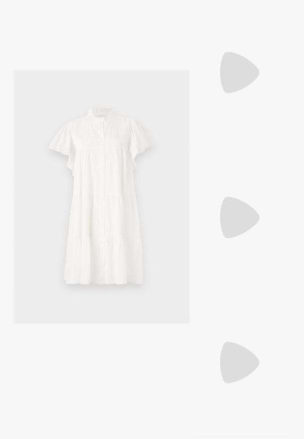 Rochie din bumbac alb cu guler, mâneci scurte cu volane, închidere cu nasturi și design în straturi. Prezintă detalii ușor pliate pe tors. ; Sandale negre plate cu curele împletite, accente aurii și un design minimalist, având o talpă subțire și o cataramă ajustabilă la gleznă.; Ochelari de soare negri, forma cat-eye, cu un finisaj mat, având lentile gri și unghiuri ascuțite, precum și brațe laterale elegante. Numele brandului este vizibil pe brațul interior.; Cercei cercuri din aur cu un finisaj neted și strălucitor. Design circular cu un mic suport și un spate transparent pentru o purtare sigură.