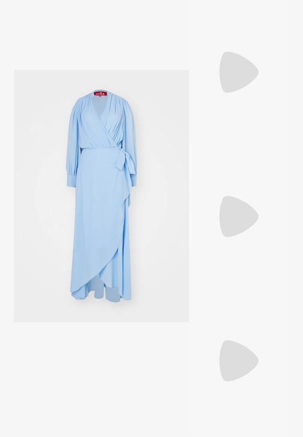 Cras LOGAN DRESS - Oblačila za posebne priložnosti - dutch blue; Bež lakirane usnjene čevlje na peto s koničastim nosom in 5 cm visokim peto, ki imata izrezane stranice in tanko zanko okoli gležnja.; Kornjačaste sunčane naočale s izduženim ovalnim lećama, smeškim tonovima, zlatnim logotipom na drškama i elegantnim crnim rukohvatima.; Bela usnjena torbica pravokotne oblike z zlatimi dodatki in kratkim verižnim ročajem, ki jo drži roka in jo dopolnjuje rdeča obleka.