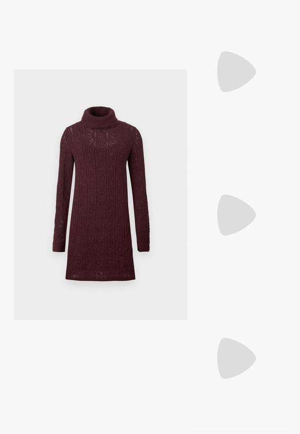 Strikkekjole i dyp burgunder med høy turtleneck. Har et teksturert diamantmønster og lange ermer. Lengde over knærne.; Sorte patentlær slingback-sko med spiss tå, ankelremmer med sølvspenner og detaljer, og en slank hæl.; Gullfarget metallisk håndveske med en strukturert design, glatt tekstur og justerbar stropp. Har en unik trekantet form og minimalistisk søm.; Gullfargede øredobber med teksturerte, bølgete former. Inkluderer skulpturelle klipsstuds og åpen hoop-design med en hamret finish.