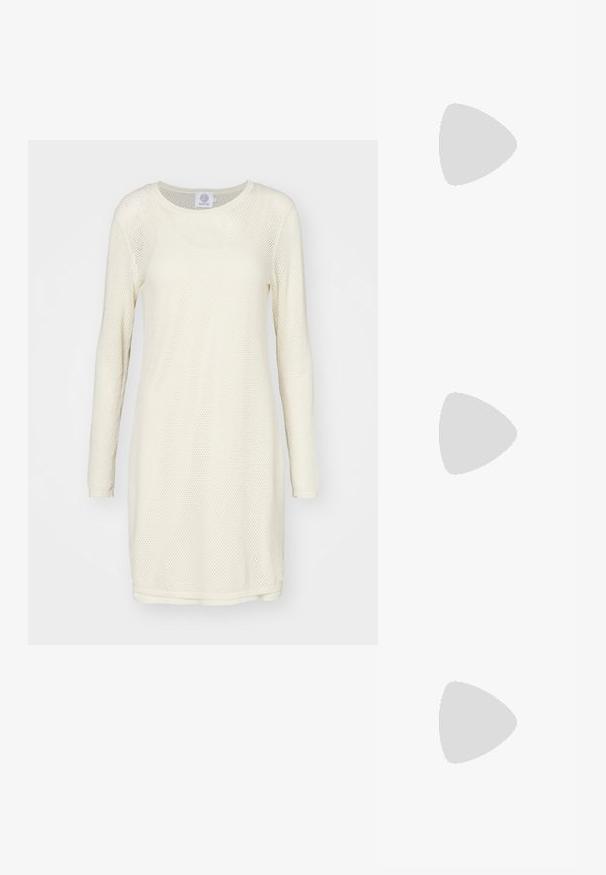 Heledad kreemjas kleit pikkade varrukatega, millel on võrkmaterjalist tekstuur ja ümmargune kaelus. Ükskõikne, sirge lõige ja sile alläär.; Mustast nahast kõrge kontsaga king terava varba ja metallik hõbedase otsikuga. Iseloomustab sile viimistlus ja sihvakas 10 cm konts.; Must küllastamata nahast õlakott, millel on kaks esist nähtavat taskut, kuldsed pandlad, tõmblukuga sulgemine ja peen rihm. Tekstuuriga pind ja kompaktne ristkülikukujuline kuju.; Hõbedased rõngasnõelad on sujuva ja ümara kujundusega, õhukese profiiliga ning kindla lukuga. Minimalistlik stiil ja läikiv viimistlus.