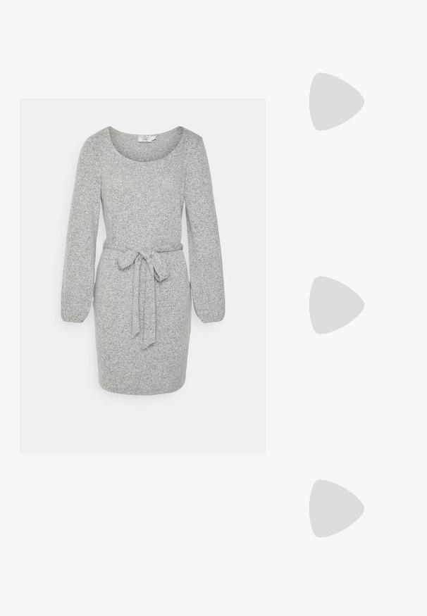 NA-KD PAMELA REIF x NA-KD - DROPPED SHOULDER MINI DRESS - Vestido de malha - grey melange; Sapatilha branca com um upper liso em sintético, bico arredondado, atacadores planos e detalhes perfurados nas laterais. Sola de borracha padrão.; Óculos de sol com formato de gato, com uma armação de plástico preto fosco, lentes escuras e um detalhe em logotipo dourado na haste. Design angular e textura suave.; Bolsa crossbody de pele castanha com padrão de logo, alça de corrente dourada, fecho com zíper e detalhes em metal dourado. Forma compacta e retangular.
