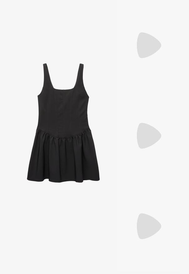 PULL&BEAR Dnevna haljina - black; Svijetloplavo i bijelo prugasto platno s V-izrezom, zatvorenjem na gumbe i džepom na prsima. Glatka tekstura i fini detalji šivanja.; Svijetloplave nubuk tenisice s bijelim kožnim trakama, smešim teksturiranim đonom i zlatnim logom. Dizajn niskih tenisica s zaobljenim vrhom.; Crna torbica od umjetne kože s kvadratom teksturom, zakrivljenog oblika, srebrnim lančanim remenom i malim logotipom na prednjoj strani.