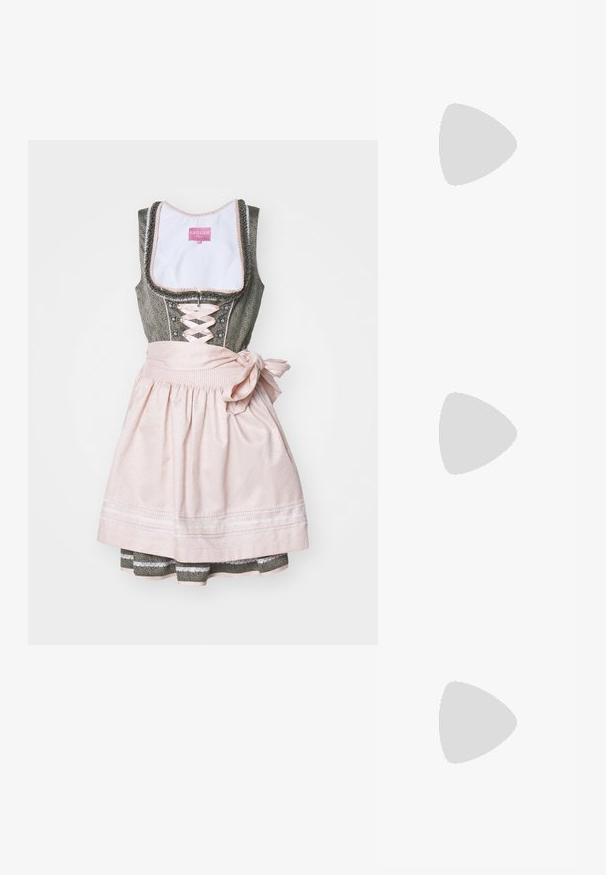Tradicionalna dirndl obleka s temno zelenim korzetom, spredaj vezanjem in rožnato krilo, zavezano z mašno. Ima dekorativno šivanje in plastehnano tkanino.; Bež čevlji na peto iz patentiranega usnja, s koničastim nosom in ozko kvadratno peto. Gladka tekstura in minimalističen dizajn brez okrasja.; Bežna torbica iz mehkega materiala, z ohlapno zasnovo, šivi in dvema naramnicama. Primerna za vsakodnevno uporabo.; Tri para uhani: veliki beli biserni uhani, zlate obroče s prozornimi dragulji in dva dolga, ravna zlate uhan s svetlečimi podrobnostmi.
