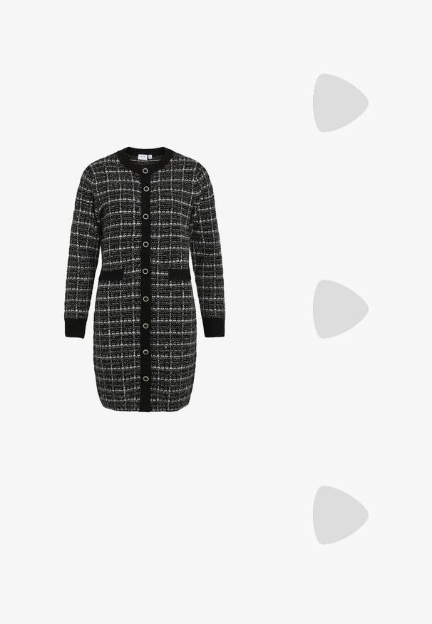 Mustavalkoinen ruutukuvioinen neuletakki, jossa on pyöreä kaulus, pitkät hihat, etutaskut ja kontrastivärinen musta napitus. Neulottu pinta.; Musta patenttinen nahkainen slingback-kengät, joissa on terävä nenä, nilkkahihnat hopeisilla soljilla ja varusteilla sekä hoikka korko.; Mustat suorakulmaiset aurinkolasit, joissa on keltaiset linssit. Ominaisuuksiin kuuluvat paksut kehykset ja kulmikas muotoilu, jossa on sileä, kiiltävä pinta.; Kultainen metallinen käsilaukku, jossa on jämäkkä muotoilu, sileä pinta ja säädettävä olkahihna. Sisältää ainutlaatuisen kolmiomaisen muodon ja minimalistisen tikkaustyylin.