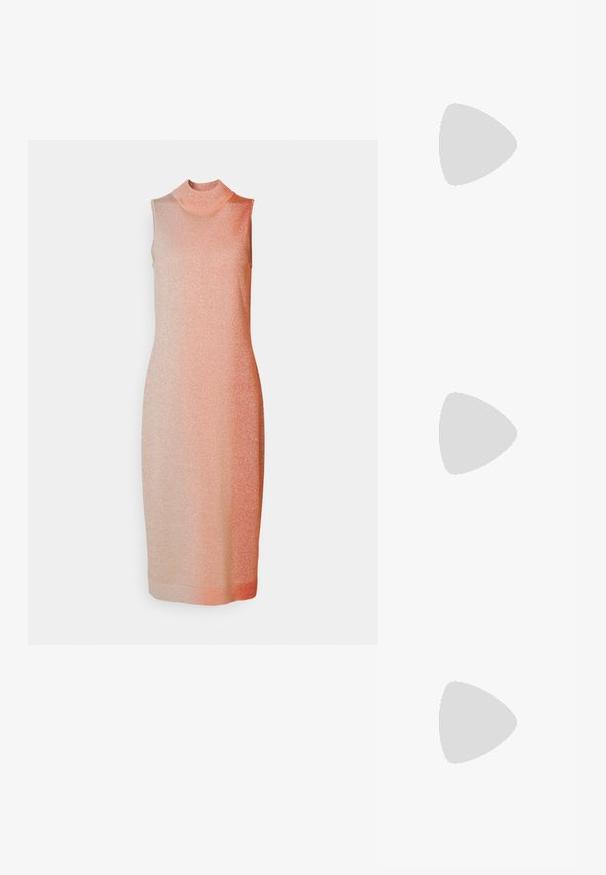 Abito senza maniche a maglia con colletto alto, caratterizzato da un effetto scintillante sfumato nelle tonalità di pesca, silhouette aderente, lunghezza al ginocchio.; Scarpa con tacco alto in pelle nera, con punta affilata e tacco arrotondato e bombato. Texture liscia con un design elegante e minimalista.; Occhiali da sole con montatura dorata e lenti grigie scure. Forma unica a occhio di gatto. Le astine presentano una successione di perline dorate e accenti in perla.; Borsa intrecciata marrone e gialla, con forma rettangolare, due cinghie per manico e una finitura testurizzata con cuciture visibili e un'etichetta del marchio.