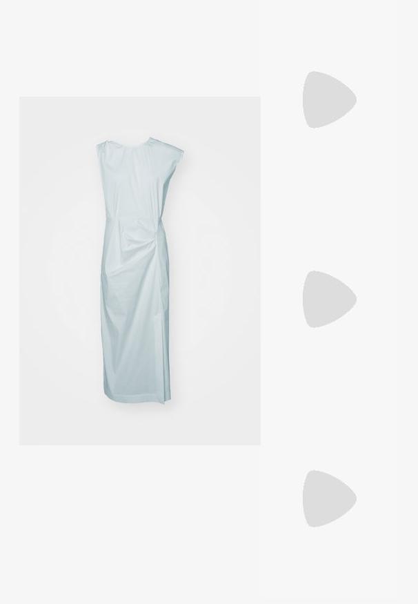 Marella NOIX - Haljina-majica - bianco; Zlatne ravne sandale s tankim metalnim trakama, vezivanjem oko gležnja i smeštem od smešnog smešnog smešnog smešnog smešnog smešnog smešnog smešnog smešnog smešnog smešnog smešnog smešnog smešnog smešnog smešnog smešnog smešnog smešnog smešnog smešnog smešnog smešnog smešnog smešnog smešnog smešnog smešnog smešnog smešnog smešnog smešnog smešnog smešnog smešnog smešnog smešnog smešnog smešnog smešnog smešnog smešnog smešnog smešnog smešnog smešnog smešnog smešnog smešnog smešnog smešnog smešnog smešnog smešnog smešnog smešnog smešnog smešnog smešnog smešnog smešnog smešnog smešnog smešnog smešnog smešnog smešnog smešnog smešnog smešnog smešnog smešnog smešnog smešnog smešnog smešnog smešnog smešnog smešnog smešnog smešnog smešnog smešnog smešnog smešnog smešnog smešnog smešnog smešnog smešnog smešnog smešnog smešnog smešnog.; Tkana bež torba sa strukturiranim dizajnom, koja ima glatki vrh i dugu traku. Teksturalni detalji poboljšavaju ukupni izgled.; Zlatno i kremasto narukvica od narukvice s glatkim, cijevnim dizajnom s izmjenjujućim teksturiranim zlatnim akcentima i prugastim uzorcima.