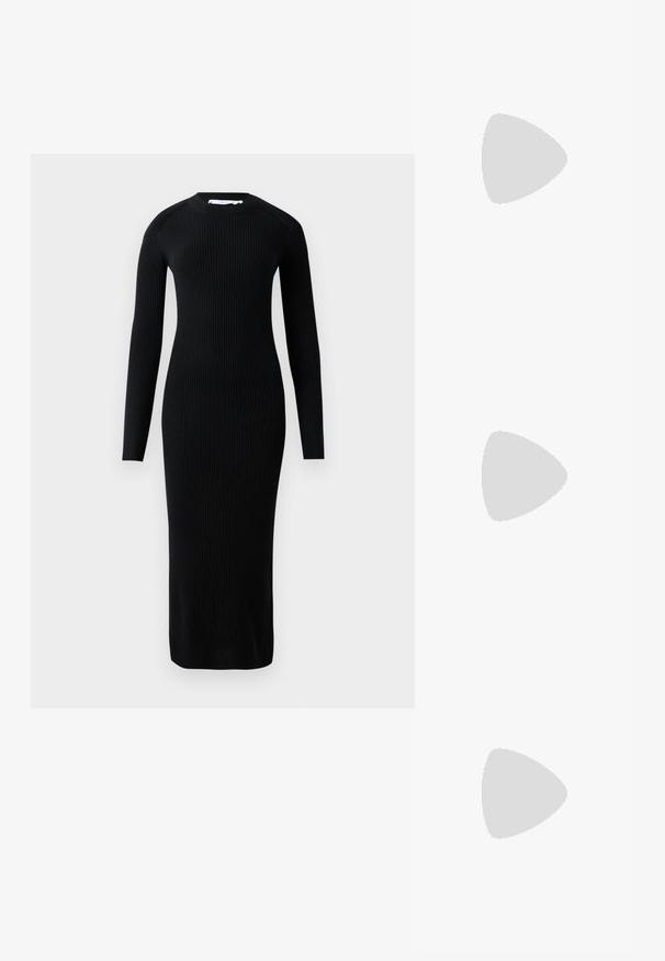 Pitkä musta poimuinen mekko, jossa on pitkät hihat, pyöreä pääntie ja istuva siluetti, valmistettu tekstuurilla varustetusta kankaasta. Ei näkyviä kuvioita tai yksityiskohtia.; Musta patent slingback-kiilakorko teräväkärkisellä muotoilulla, jossa on teksturoitu käärmeennahkakuosi, säädettävä remmi ja lyhyt, teksturoitu blokkiheel.; Musta nahkainen olkalaukku, jossa on kaksi etutaskua, kultaiset soljet, vetoketjukiinnitys ja kapea hihna. Teksturoidun pinnan ja kompaktin suorakaiteen muoto.; Korvakorut kultasävytteistä metallista, joissa on kaareva, pitkänomainen muoto. Ominaisuuksiin kuuluu sileä, kiiltävä pinta ja pyöreä kärki lisäyksinä.