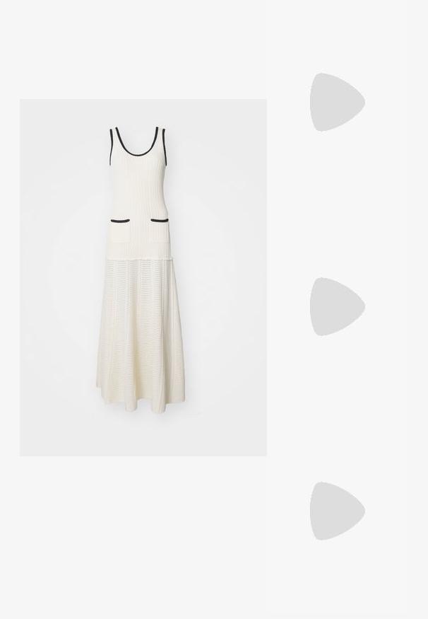 Vestido maxi blanco de canalé que presenta un top ajustado con escote redondeado, dos bolsillos frontales y un ribete negro en los orificios de los brazos.; Bailarinas con upper de satén beige, puntera de charol negro, pequeño lazo en la parte frontal y un tacón bajo negro.; Gafas de sol grandes de color negro con lentes ovalados, montura de plástico suave y detalles dorados en las patillas. Los lentes oscuros ofrecen protección solar.; Bolso tote de ante gris con dos asas de cuero oscuro. Presenta detalles de costura en los laterales, una textura suave y una abertura espaciosa.