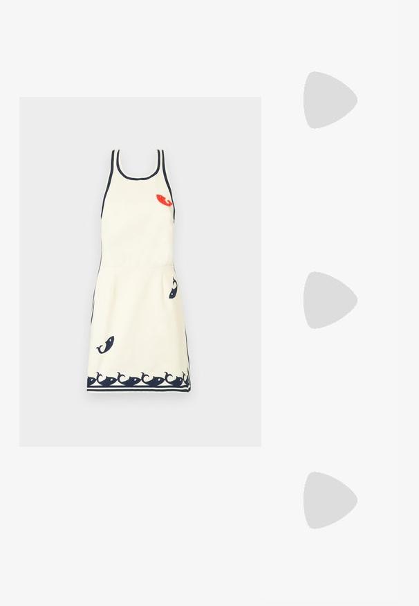 Alemais MARINE MINI DRESS - Rochie de zi - cream; Sandale plate maro din material sintetic cu un design de curea împletită și o talpă netedă, plată. Fără toc, estetică minimalistă.; Ochelari de soare în stil tartă cu lentile maro, formă ovală, brațe subțiri, detaliu cu logo auriu pe lateral și finisaj lucios.; Gentă țesută maro, cu un mâner rotund. Dispune de o închidere cu fermoar și curea reglabilă, completată de un accent din piele pe mâner.
