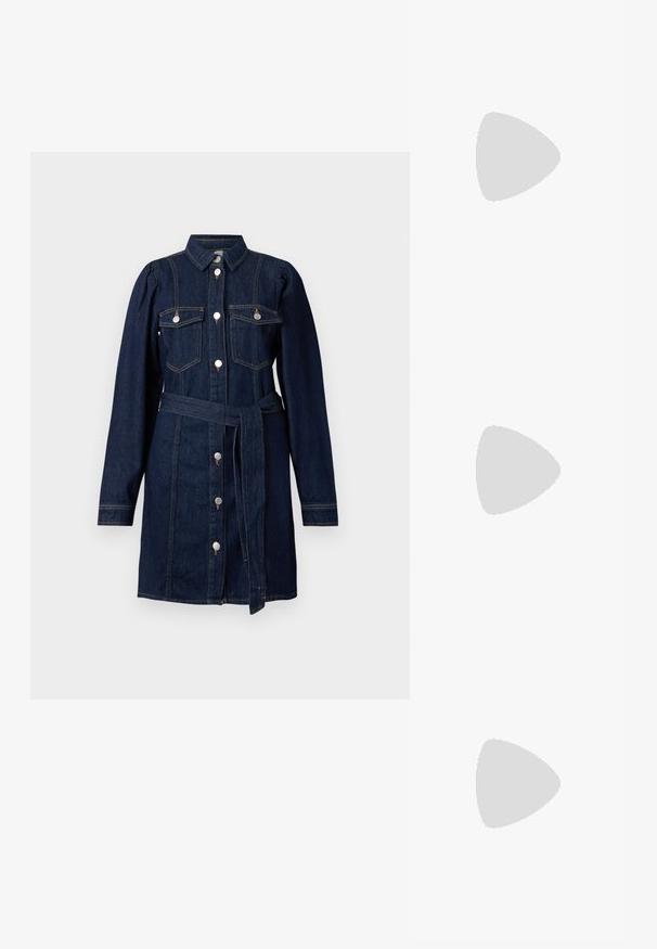Robe en denim bleu foncé avec un col de chemise, des manches longues, des rabats de poche, des boutons sur le devant et une ceinture en tissu assortie à la taille.; Escarpins en cuir verni noir avec bout pointu et talon bloc géométrique. Présente un design élégant et minimaliste ainsi qu'une texture lisse.; Sac hobo en cuir noir avec une texture lisse, une forme incurvée et une seule sangle réglable ; dispose d'une large ouverture en haut.; Boucles d'oreilles dorées présentant des formes texturées et ondulées. Comprend des clips sculpturaux et un design de créoles ouvertes avec une finition martelée.