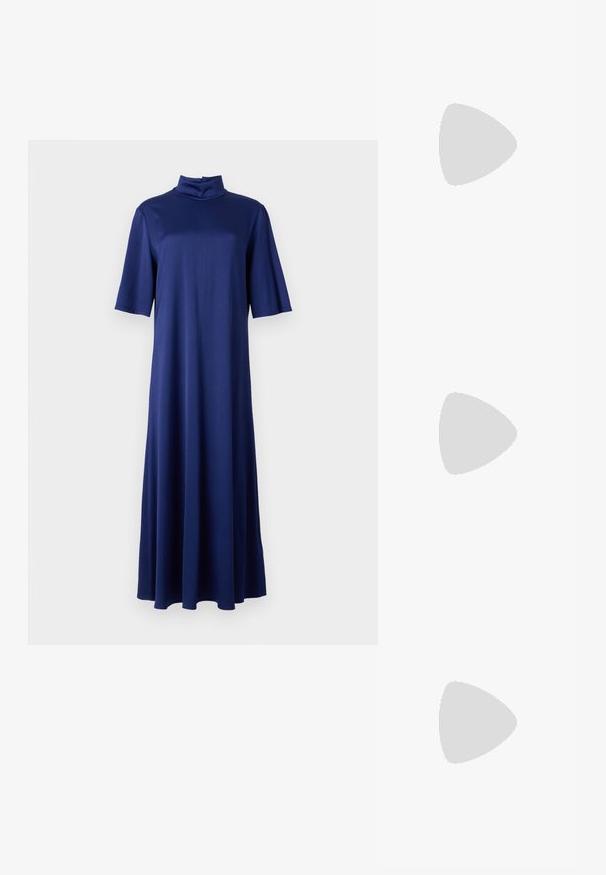 Abito midi blu navy con collo alto a mock, maniche corte e silhouette A-line fluida, realizzato in un tessuto liscio e elastico.; Mocassino in pelle nera con punta arrotondata, caratterizzato da un dettaglio a fiocco decorativo e una suola in gomma testurizzata per una buona presa. Design semplice e piatto.; Clutch bag in pelle nera con emblema Medusa dorato, chiusura zip e tracolla staccabile, caratterizzata da una superficie liscia e forma rettangolare.; Orecchini sferici color oro con una superficie lucida e riflettente. Il design è semplice e liscio, creando un aspetto moderno e minimalista.