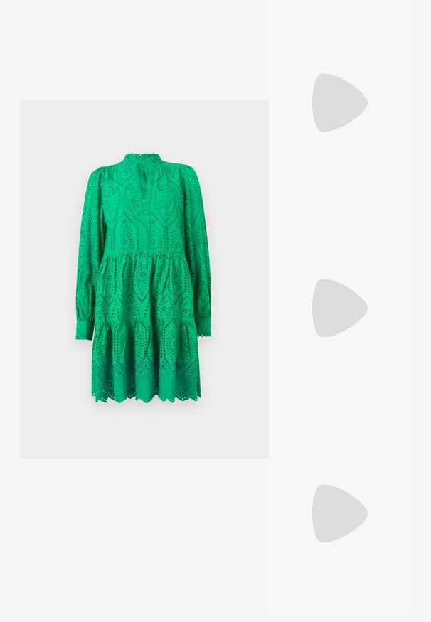 Grön broderie anglaise klänning med långa ärmar, en veckad nederkant och en nyckelhålsringning. Har intrikata utskärningar och vågiga kanter.; Svart lackläder slingbacksko med spetsig tå, ankelremmar med silverfärgade spännen och detaljer samt en smal klack.; Guldfärgad metallhandväska med en strukturerad design, slät textur och justerbar rem. Har en unik triangulär form och minimalistisk sömnad.; Örhängen i guldton med texturerade, vågiga former. Inkluderar skulpturala clip-on-stift och öppen hoop-design med hamrad finish.