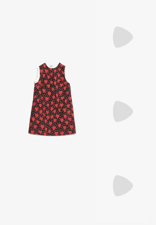 Juodas be rankovių suknelė su raudonais širdelės ir taškų raštais, su balta raukinėta apdaila aplink rankovių ir iškirptės kraštą.; Juodos lakuotos odinės šlepetės su smailiu pirštu ir geometriniu bloko kulnu. Turi elegantišką, minimalistinį dizainą ir lygų paviršių.; Juodas odinis tote krepšys su lygia tekstūra, stačiakampio formos ir dviem ilgais rankenomis. Matomų metalinių detalių ar puošybos nėra.; Auksinės tonacijos auskarai-žiedai su lygiu, poliruotu paviršiumi. Yra pusmėnulio forma ir patikimas užsegimas.