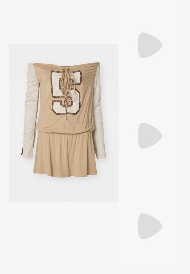 Beżowa sukienka typu off-shoulder z lace-up z tyłu, z długim rękawem z białej siateczki i dużą nadrukowaną cyfrą "5" ozdobioną ćwiekami.; Czarne sandały na wysokim obcasie z odkrytymi palcami, cienkimi paskami i zapięciem na kostce. Gładka skórzana tekstura z ostrym noskiem.; Kobieta z długimi ciemnymi włosami, ubrana w czarny garnitur, trzymająca czarną skórzaną torbę na ramię, spoglądająca przez ramię na białym tle.; Srebrne kolczyki w formie obręczy o minimalistycznym designie. Okrągły kształt, gładka faktura i cienki profil. Lekkie, z polerowanym wykończeniem.