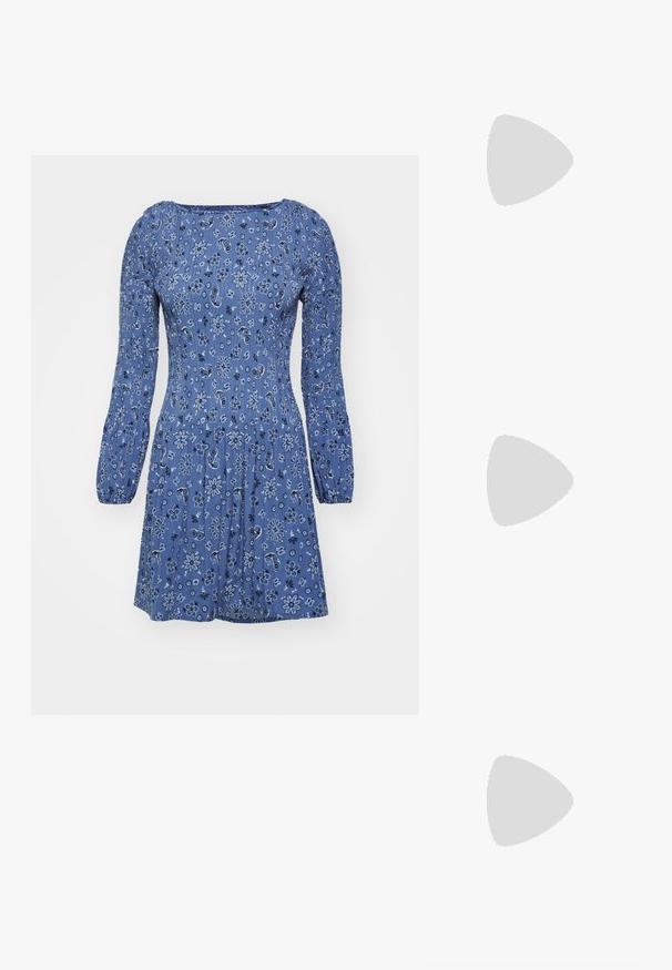 Blå blomstrete kjole med lange puffede ermer, har en tettsittende liv og innsamlet midje, laget av lett stoff med en teksturert finish.; Sorte lakkderflat sko med firkantet tå, ankelstropp med sølvfarge detaljer, og flat såle. Glatt tekstur med minimalistisk design.; Maje MISS MINI - Skulderveske - noir; Gullfargede øreringer med flere hengende kjeder, med klare ovale rhinestein aksenter og dekorative stud-topper.