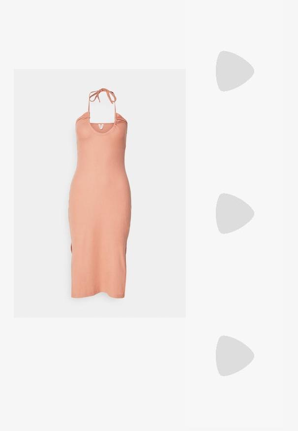 Robe midi à rayures, sans manches, en tissu doux pêche, avec un col rond et des bretelles à nouer ajustables. Les fentes sur les côtés offrent une coupe décontractée.; Trois débardeurs en vert menthe, noir et beige ; fabriqués en tissu côtelé avec un col rond et sans manches. Étiquette de marque visible.; Veste aviateur verte sur un polo jaune clair, associée à un jean bleu décontracté et des baskets blanches. Tissus lisses, coupe décontractée, matériel minimal.; Boucles d'oreilles en métal doré avec une finition lisse, de forme circulaire et un fermoir sécurisé. Surface polie sans motifs ni accents visibles.
