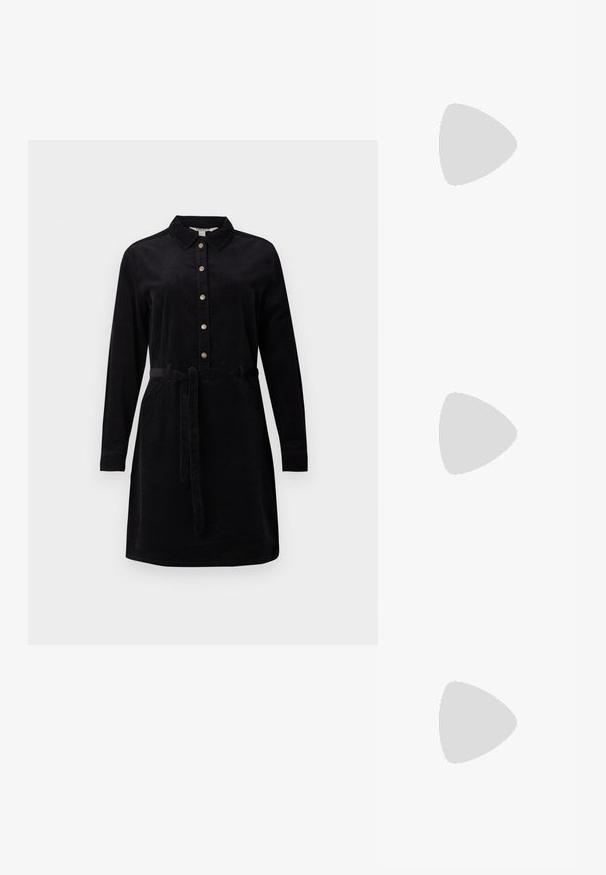 Svart kordfløydkjole med knappelukking i front, lange ermer og belte i midjen. Har klassisk krage og sidelommer.; Klare stiletthæl sko med spids tå, gennemsigtigt materiale, metallisk sølvdetaljer og justerbar ankelrem.; Sølv metal hjerteformet håndveske med doble håndtak, kjedehank og jevn tekstur. Har metallhardware og sømmede kanter.; Sett med åtte metalløredobber i sølv- og gulltoner. Inkluderer ulike hoop-stiler, teksturer og finish, ordnet etter størrelse.