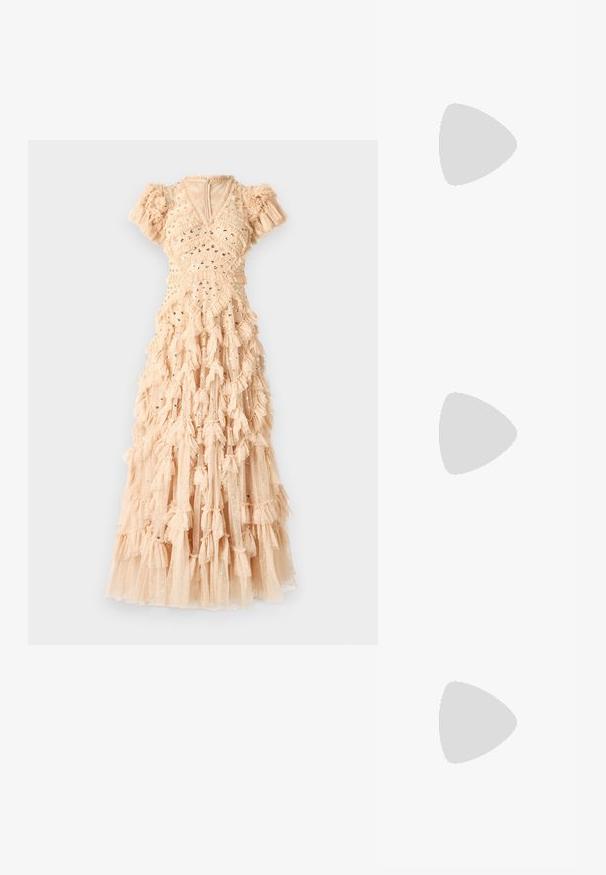 Robe maxi dans une douce couleur nude, avec un design à volants, des sequins éparpillés, des manches bouffantes et un décolleté en V. Fabriquée en tissu léger et texturé.; Baskets en cuir blanc, design bas, avec une texture lisse, bout rond, lacets à l'avant et un petit logo brodé sur le côté.; Sac demi-lune en cuir noir avec des accents en métal doré, doté d'une fermeture éclair. Porté en bandoulière sur un pull gris.; Boucles d'oreilles avec clou en métal doré et design torsadé. Chaque boucle d'oreille est dotée d'un arrière transparent circulaire pour un port sécurisé.