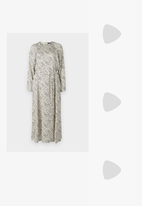 Dolga obleka iz lahkotnega materiala, ki ima črno-bele diagonalne vzorce, dolge rokave in zavezan pas.; Črne čevlje s koničastimi nosovi in slingback obliko z nizko peto, izdelane iz gladke usnjene materiale ter s črtasto zasnovo na strani za prezračevanje.; Črna torbica z dvema kratkima ročajema in odstranljivim naramnim trakom. Gladek usnju podoben material z zadrgo in podrobnostmi z logotipom.; Trije kovinski prstani: eden rožnato zlati, eden zlat z teksturiranimi detajli in eden srebrn, vsi z vgraviranim logotipom na notranji strani.