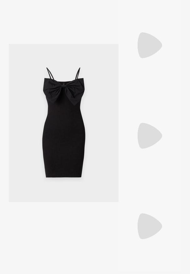 Robe noire ajustée avec un grand nœud décoratif au niveau du décolleté, dotée de fines bretelles ajustables et d'un tissu lisse et extensible.; Chaussure slingback en cuir verni noir avec un embout pointu, des brides de cheville avec des boucles en argent et des éléments en métal, et un talon fin.; Sac à main en cuir noir avec une forme courbée, bandoulière amovible et des accessoires en or. Le sac est doté d'un rabat avec un détail de boucle.; Boucles d'oreilles dorées présentant des formes texturées et ondulées. Comprend des clips sculpturaux et un design de créoles ouvertes avec une finition martelée.