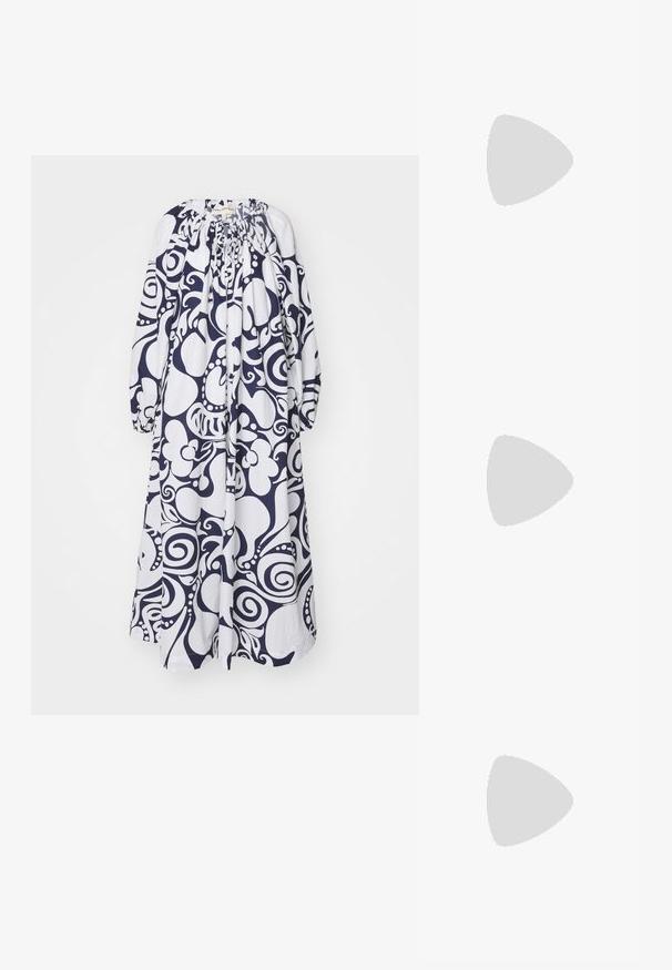 Rochie maxi cu mânecă lungă, cu un model albastru marin și alb, cu decolteu elastic și bust plisat, având desene abstracte spiralate.; Pantofii plano din piele patent neagră, cu vârful pătrat, curea de gleznă cu accesorii din argint și talpă plată. Textură netedă cu un design minimalist.; Maje MISS MINI - Geantă crossbody - noir; Cercei aurii cu multiple lanțuri suspendate, având accente din rhinestone ovale clare și capete decorative cu tighel.