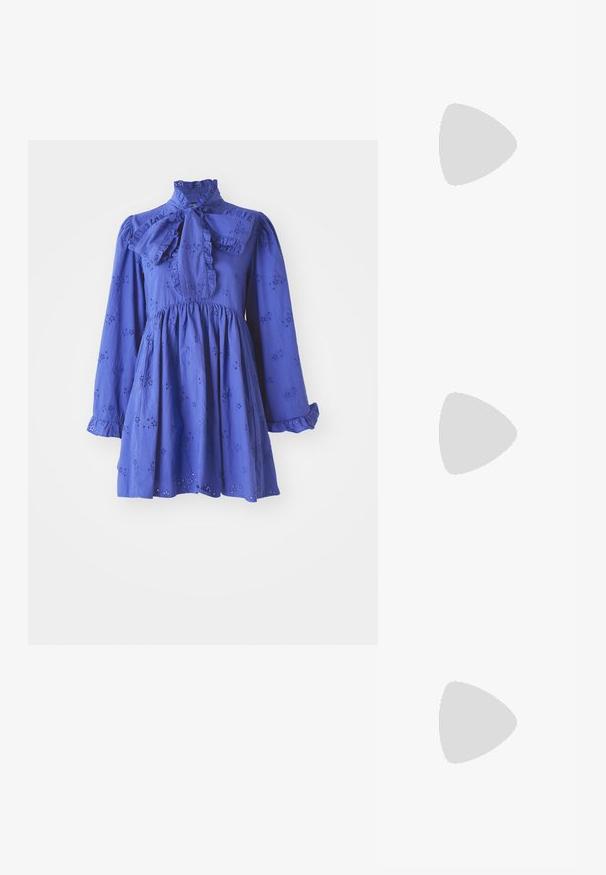 Zila kokvilnas kleita ar garām piedurknēm, rautu apkakli un vidukļa līniju. Satur acu caurumu detaļas visā audumā un izplestu svārku.; Koi Footwear TIRA RUFFLE MARY JANES PORCELAIN DELIGHTS EDITION - Apavi ar platformu un papēžiem - white; Baltā kleita ar pūkainām piedurknēm, rotāta ar ziedu aksesuāriem un zeltainu aparatūru, kombinēta ar zeltainu mirdzošu somiņu ar vintage aizdari.; Sudraba loka formas auskari ar pulētu apdari. Iezīmes ietver teksturētu virsmu un izliekta dizainu, ar stieples aizmugures aizdari.