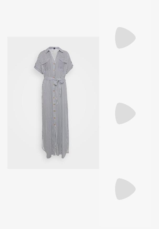 Črtasta maksi obleka v modri in beli barvi, s kratkimi rokavi, žepi na prsih, zapiranje z gumbi spredaj, vezan pas v pasu, lahkotna tkanina z gladko teksturo.; Srebrna slingback visoka peta čevlja s špičastim nosom, metalnim finišem, dvema dekorativnima trakama in tanko peto z črnim vrhom.; Črna usnjena torba čez ramo z gladko teksturo, ukrivljeno obliko, nastavljivim trakom in zadrgo. Minimalističen dizajn brez okrasnih detajlov.; Srebrn dvojni prstan z gladko, polirano površino. Ima tekoč, ukrivljen dizajn z prekrivajočimi se sekcijami za sodoben videz.