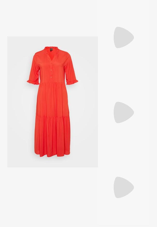 Κόκκινο, μακριά μαξι φόρεμα με γιακά που κουμπώνει, τρία τέταρτα μανίκια με ρεμπό και σχεδίαση φούστας σε επίπεδα. Λείο υφασμάτινο σχέδιο.; Μαύρη δερμάτινη μπαλαρίνα, αιχμηρή μύτη, μιν�ιμαλιστικός σχεδιασμός, λεία υφή, χαμηλή τακούνι, χωρίς ορατό υλικό ή διακοσμήσεις.; Μαύρη δερμάτινη τσάντα ώμου με λείο υφή, ορθογώνιο σχήμα και μεταλλική αλυσίδα μπροστά. Περιλαμβάνεται ρυθμιζόμενο λουρί.; Χρυσά σκουλαρίκια κρίκοι με ομαλή, γυαλιστερή επιφάνεια. Κυκλικός σχεδιασμός που διαθέτει μια μικρή βάση και διαφανή στήριξη για ασφαλή χρήση.